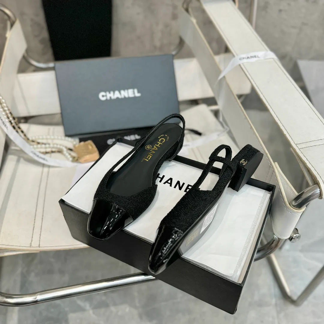 👟👟Ex-factory price 480👟👟 CHANEL Chanel flat bottom series🌹Fashionable classic sandals loved by all stars Fabric [👉] Mixed sheepskin👣🐏 Lining [👉] Silk sheep lining👣🐏 Insole [👉] Silk sheep👣🐏 Sole [👉] Genuine leather outsole imported from Italy 🌻 Packaging [👉] Chanel original box packaging 🌸 Code number [🦶🏻] 34-42 (⚠️34.41.42 is a custom code and cannot be returned or exchanged. Please understand)
